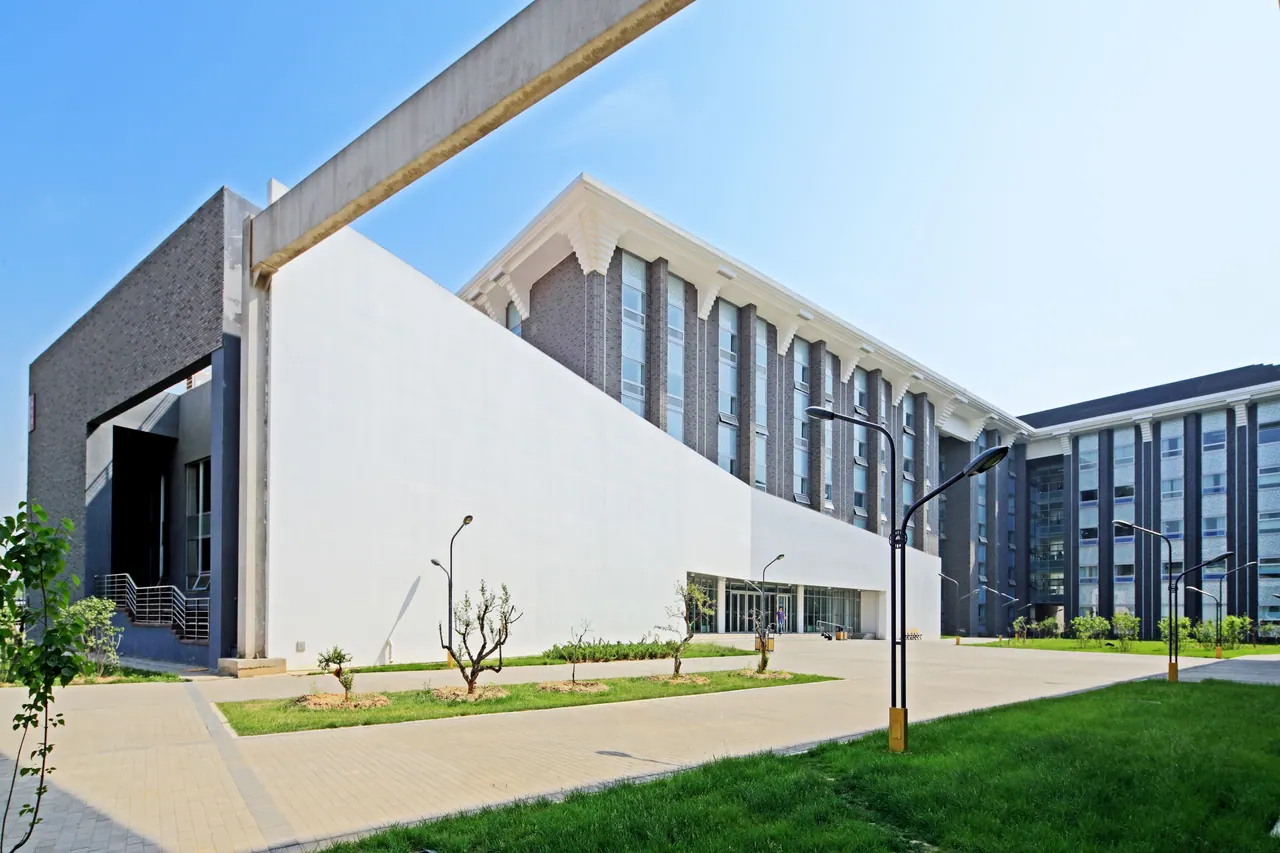 Tòa giảng đường tại cơ sở Lương Hương (Liangxiang), Đại học Trung Y Dược Bắc Kinh. Nguồn không ghi ngày chụp.