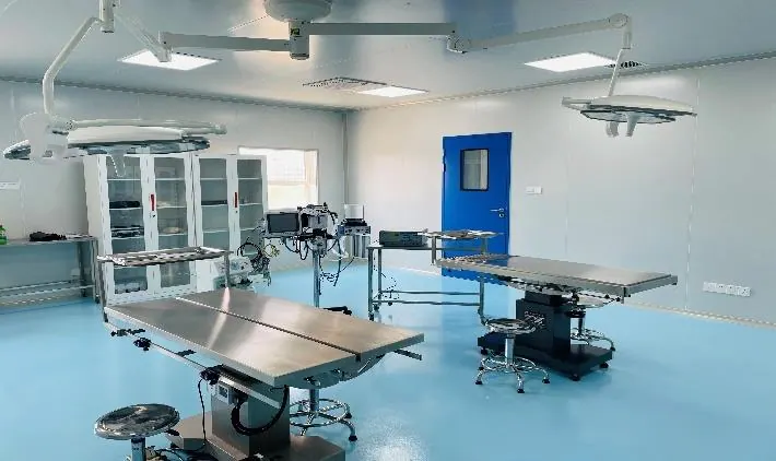 Phòng thực hành với các bàn và đèn thao tác trong tài liệu giới thiệu của Đại học Y khoa Trung Quốc.