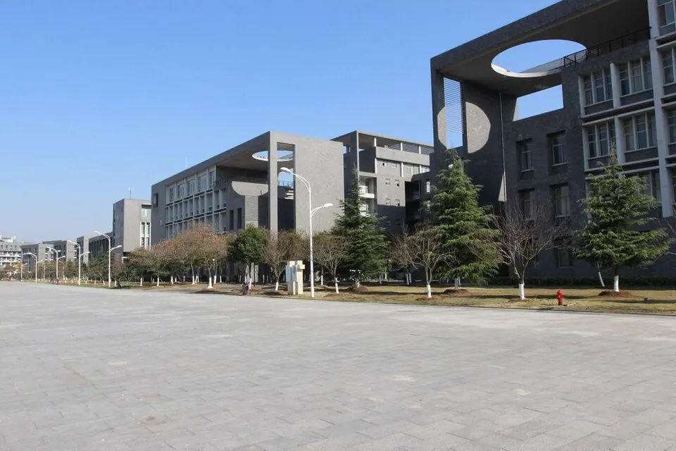 Các tòa nhà trong khuôn viên Đại học Dược khoa Trung Quốc