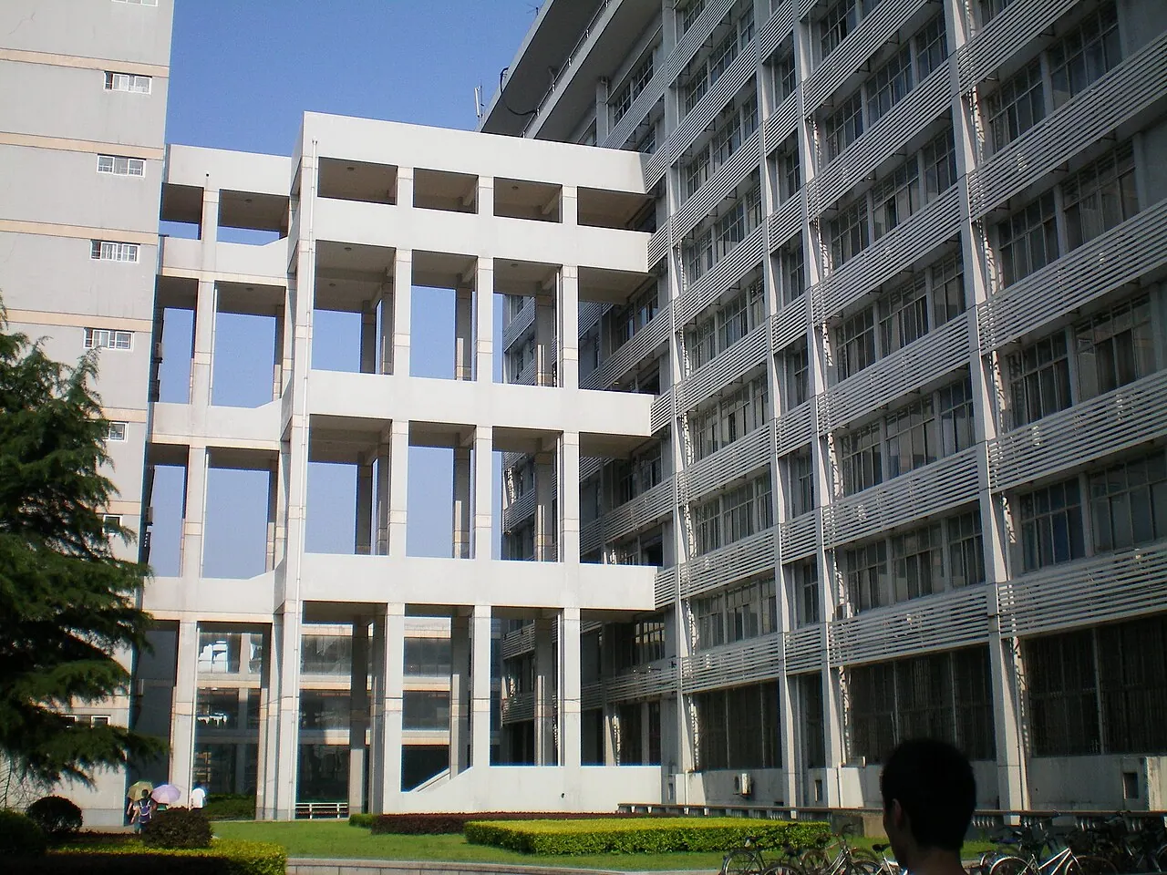 Mặt sau tòa nhà khảo sát địa chất tại khu phía tây, Đại học Khoa học Địa chất Trung Quốc (Vũ Hán)