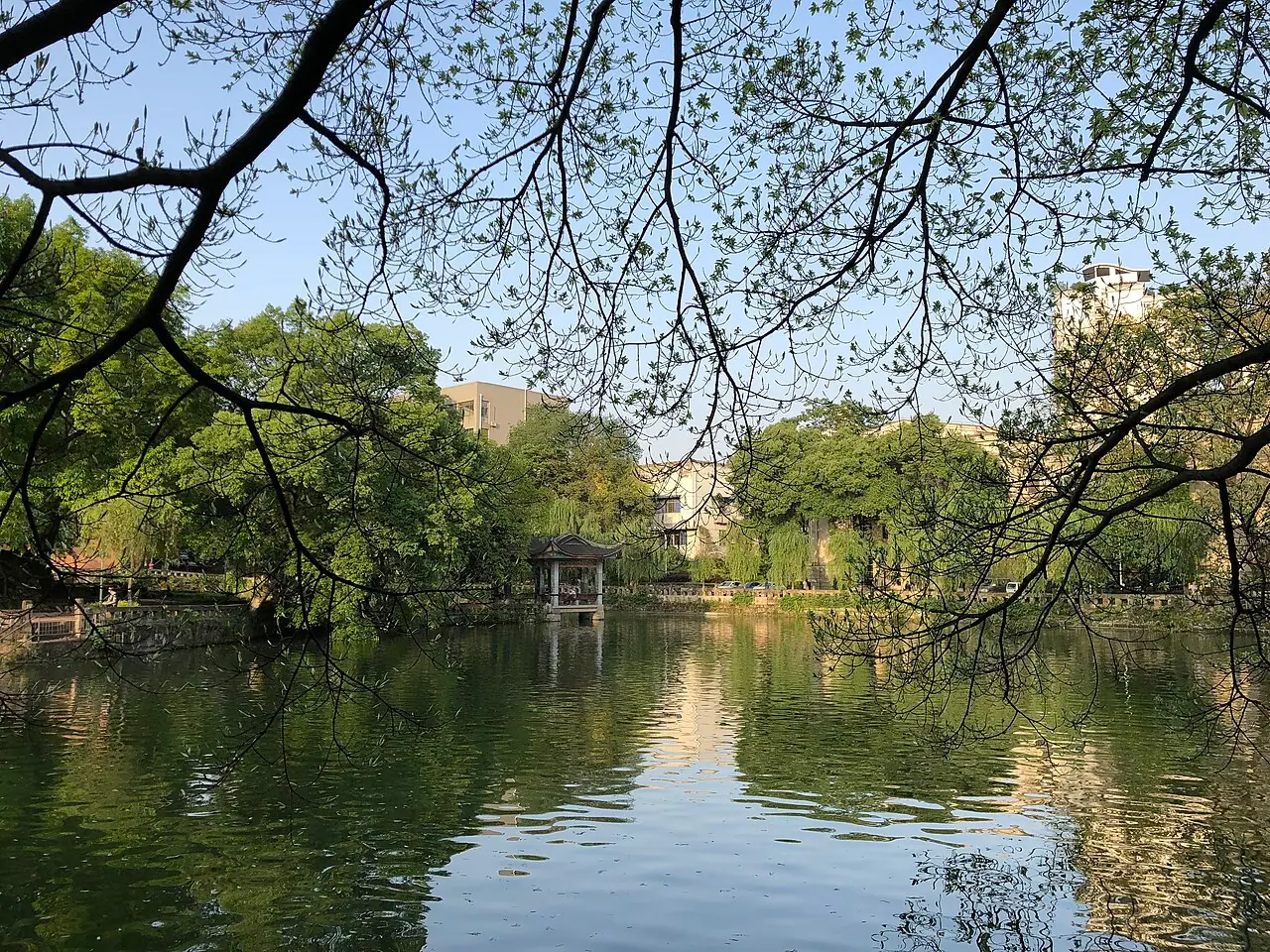 Hồ Dân Chủ trong khuôn viên Đại học Trùng Khánh