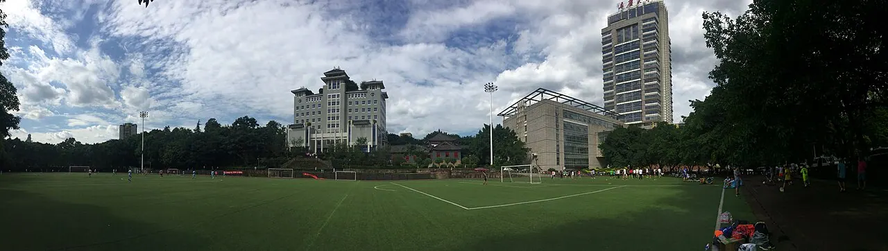 Toàn cảnh quảng trường Đoàn Kết, Đại học Trùng Khánh