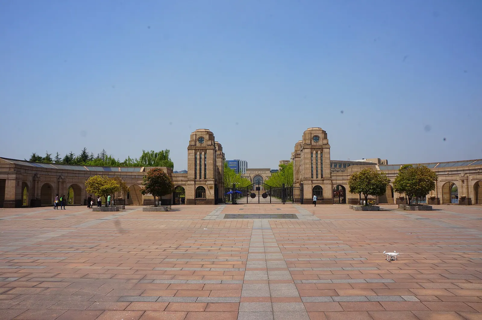 Cổng cơ sở Jiangwan của Đại học Phúc Đán với hai trụ đá cao nhìn từ quảng trường rộng.