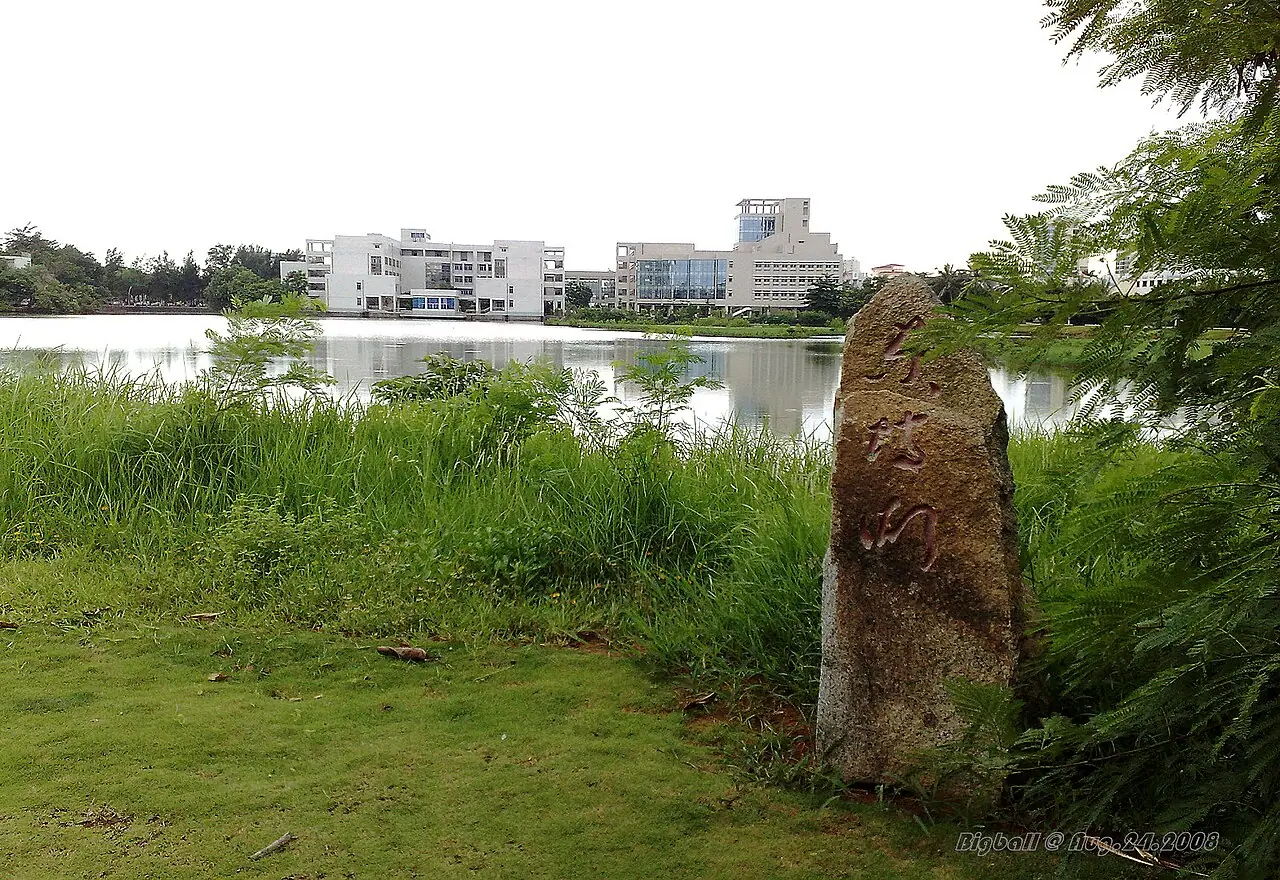Hồ Đông Pha và biển đá bên bờ tại Đại học Hải Nam.
