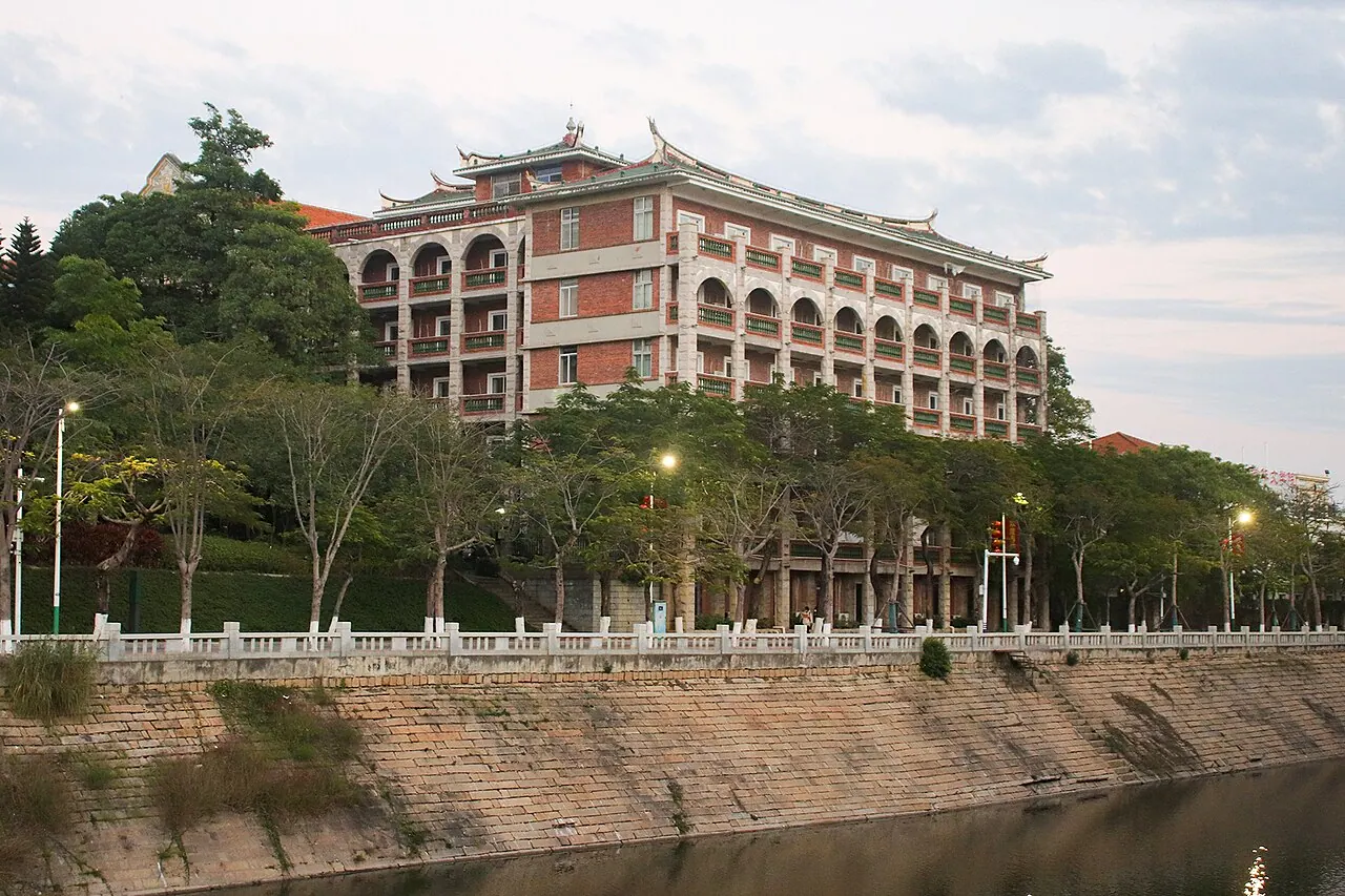 Tòa nhà mái đỏ bên mặt nước tại Học viện Hoa văn của Đại học Hoa Kiều, cơ sở Jimei.