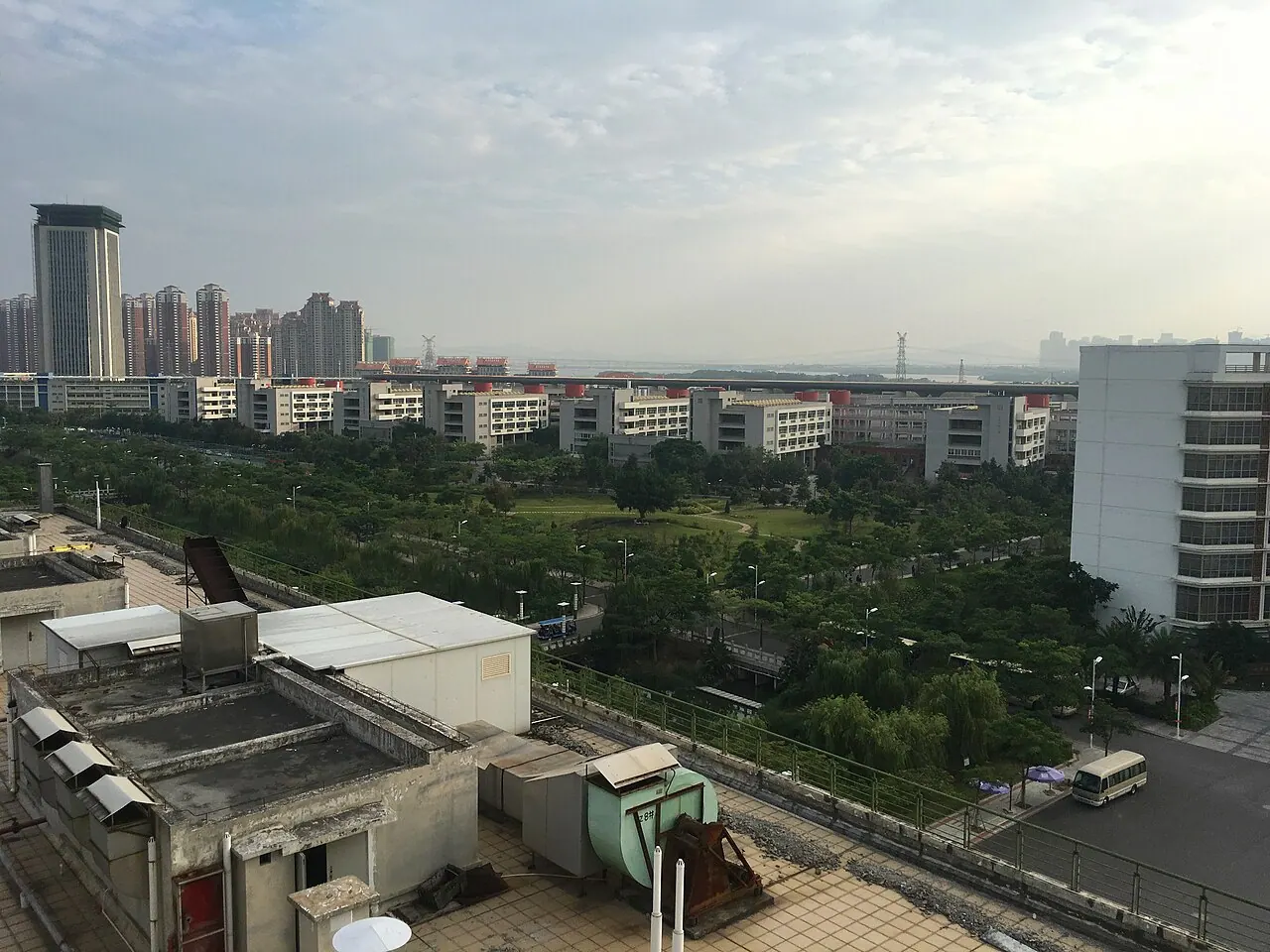 Toàn cảnh các tòa nhà và khoảng xanh Đại học Hoa Kiều nhìn từ trên cao.