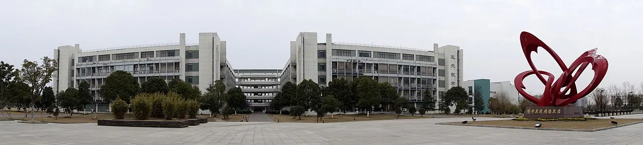 Toàn cảnh giảng đường Yifu và quảng trường rộng tại cơ sở Jiangning của Đại học Y Nam Kinh.