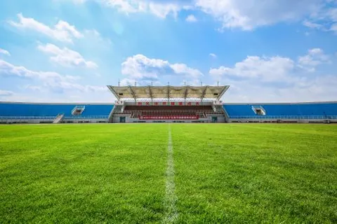 Sân cỏ và khán đài xanh của sân thể thao phía tây cơ sở Chang’an, Đại học Tây Bắc.