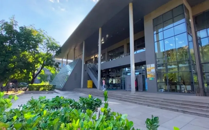 Tòa nhà bên khuôn viên cây xanh — Đại học Bắc Kinh.