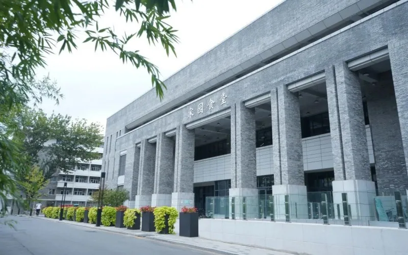 Một góc kiến trúc trong trường — Đại học Bắc Kinh.