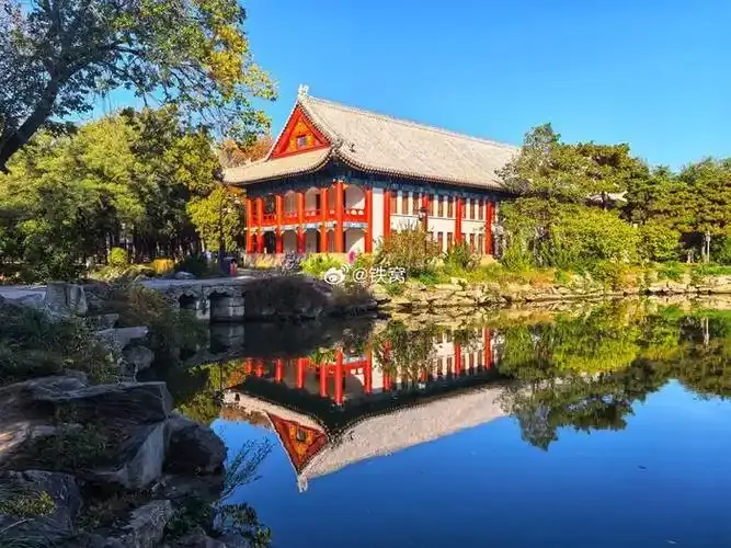 Kiến trúc bên hồ nước — Đại học Bắc Kinh.
