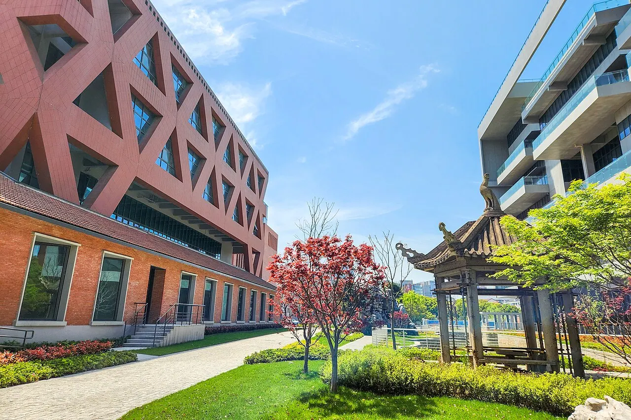 Tòa nhà Học viện Điện ảnh Thượng Hải — Đại học Thượng Hải.