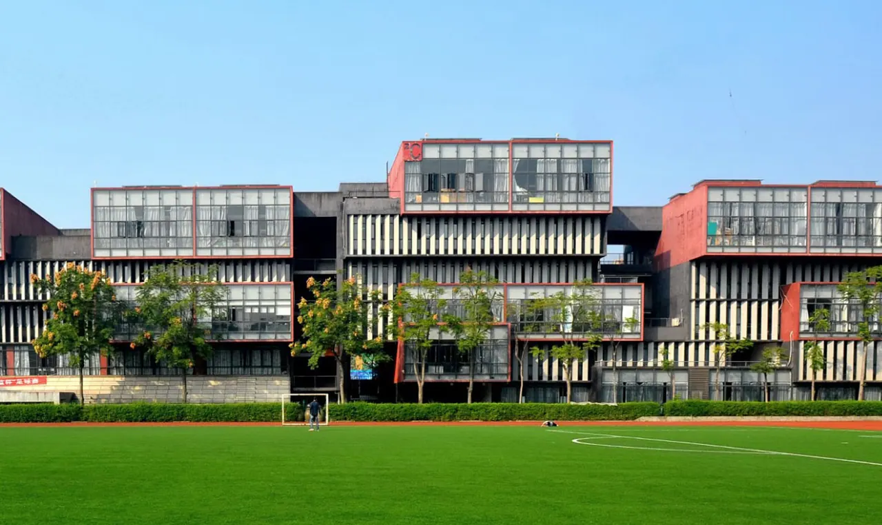 Sân cỏ và các tòa nhà trong khuôn viên — Học viện Mỹ thuật Tứ Xuyên.