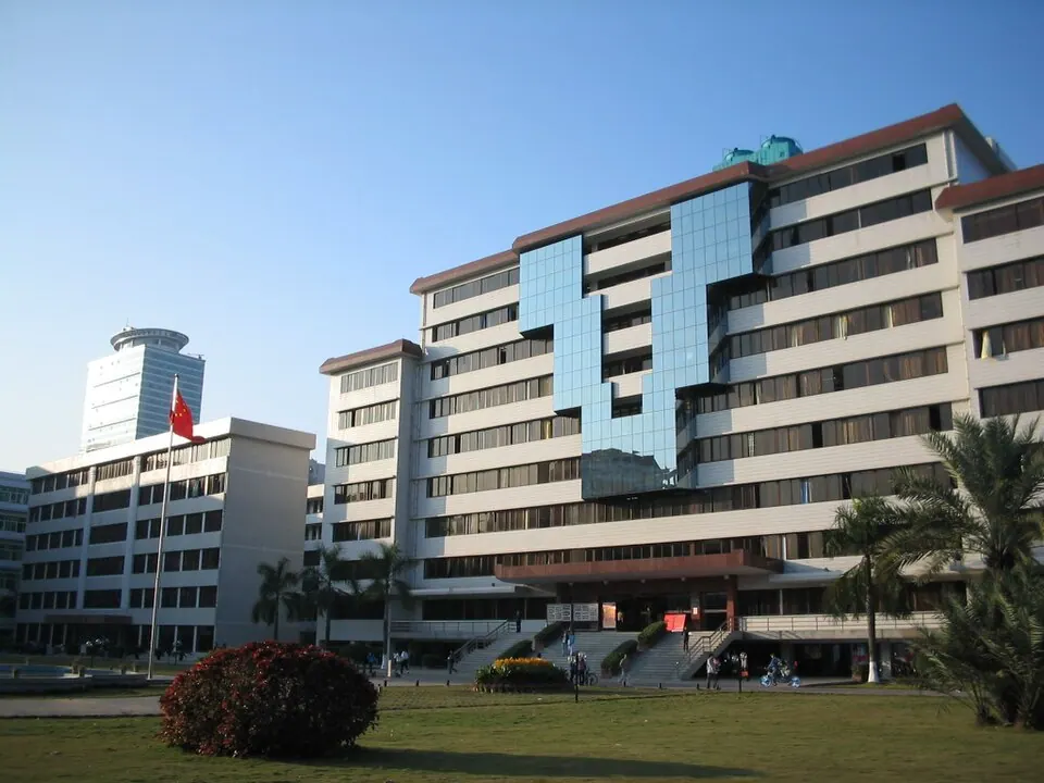 Tòa nhà hành chính ở cơ sở Thạch Bài — Đại học Sư phạm Hoa Nam.