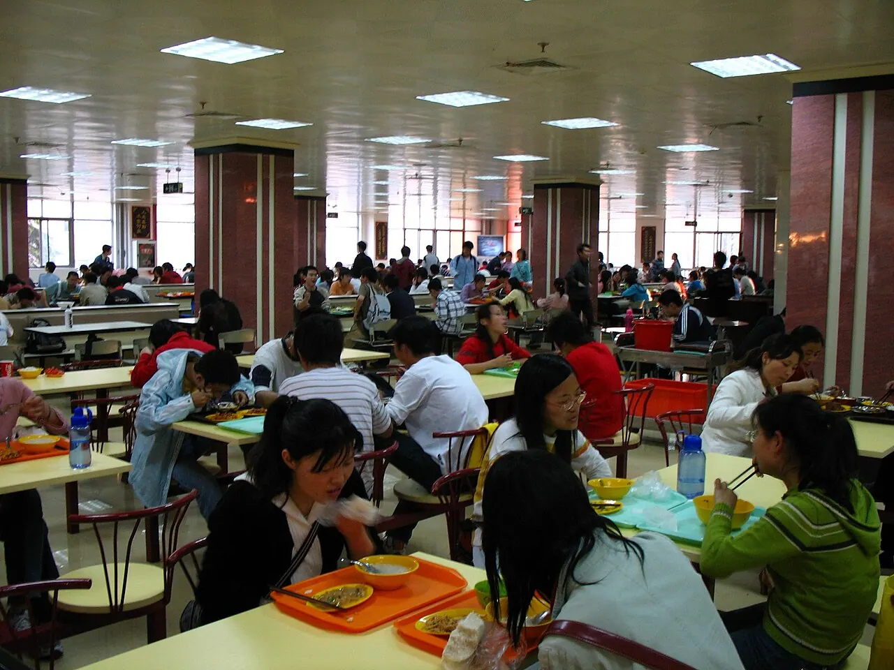 Sinh viên dùng bữa tại các dãy bàn trong nhà ăn cơ sở phía đông Đại học Khoa học và Công nghệ Trung Quốc.