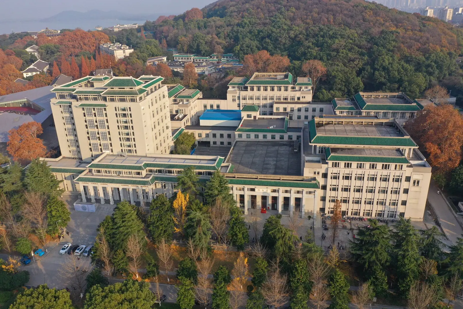 Thư viện Đại học Vũ Hán nhìn từ trên cao, với các khối nhà mái xanh giữa đồi cây.