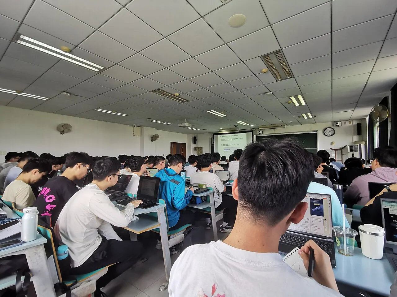 Sinh viên ngồi trước máy tính trong một lớp học tại cơ sở Zijingang, Đại học Chiết Giang.